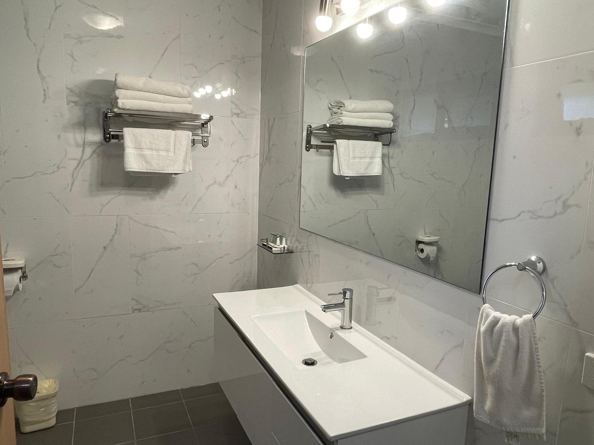 Golden Chain Country Plaza Motel הלס גאפ מראה חיצוני תמונה